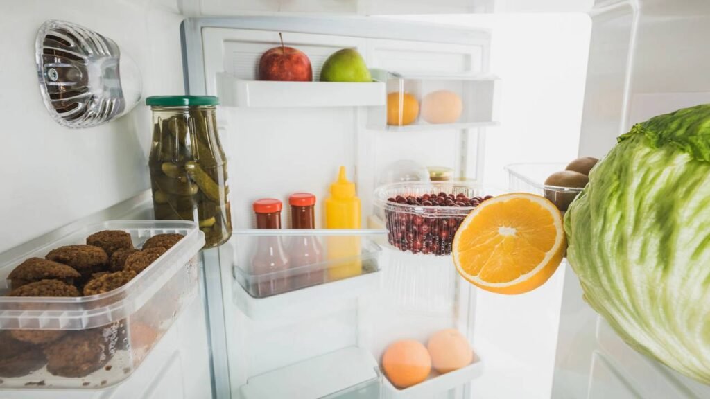 Organizar a geladeira dessa forma salvou minha comida e minha conta de luz