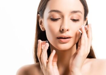 Pele mais firme e iluminada com um ingrediente que já está no freezer