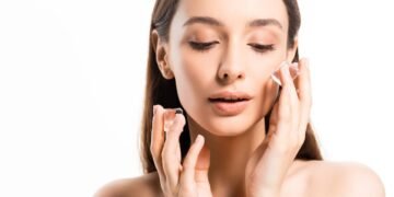 Pele mais firme e iluminada com um ingrediente que já está no freezer