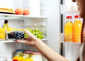 Organizar a geladeira dessa forma salvou minha comida e minha conta de luz