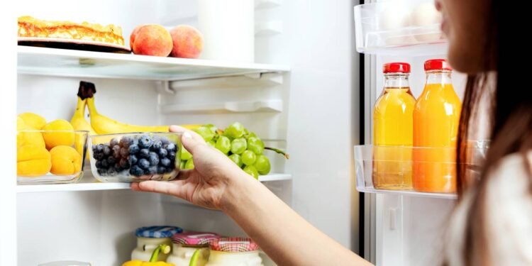 Organizar a geladeira dessa forma salvou minha comida e minha conta de luz