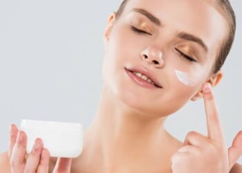 Como manter a hidratação do corpo durante a noite e acordar com a pele macia