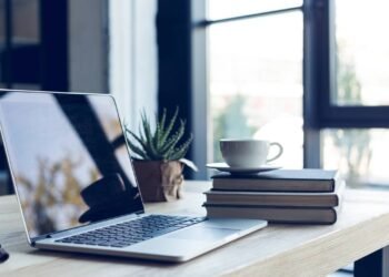 Como criei um home office silencioso, organizado e com zero bagunça