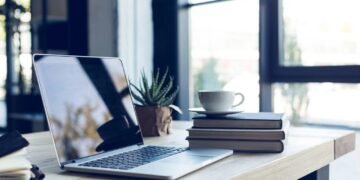 Como criei um home office silencioso, organizado e com zero bagunça