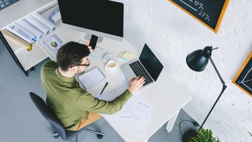 Como criei um home office silencioso, organizado e com zero bagunça