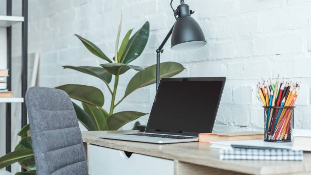 Como criei um home office silencioso, organizado e com zero bagunça