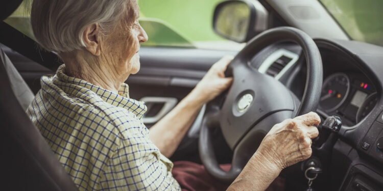 Leis garante direitos dos idosos no trânsito - Créditos: depositphotos.com / photobac