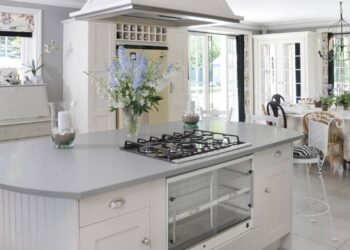 O detalhe que fez essa cozinha minúscula parecer duas vezes maior