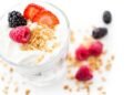 Nutricionistas revelam o tipo de iogurte mais indicado para cada fase da vida