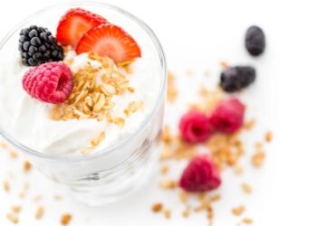 Nutricionistas revelam o tipo de iogurte mais indicado para cada fase da vida