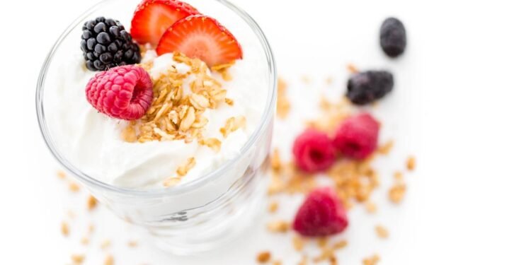 Nutricionistas revelam o tipo de iogurte mais indicado para cada fase da vida