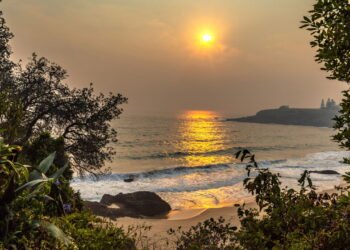 Esta cidade discreta é perfeita no verão, com águas esmeraldas e cafés à beira-mar