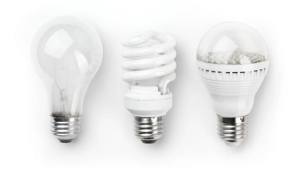 Essa simples troca de lâmpada vai fazer você economizar todos os meses