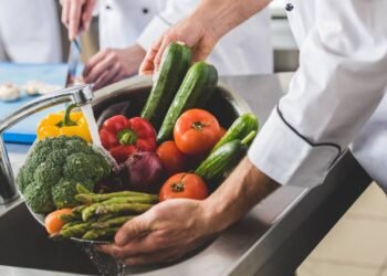 Garanta uma limpeza completa das frutas e verduras com esses 3 ingredientes