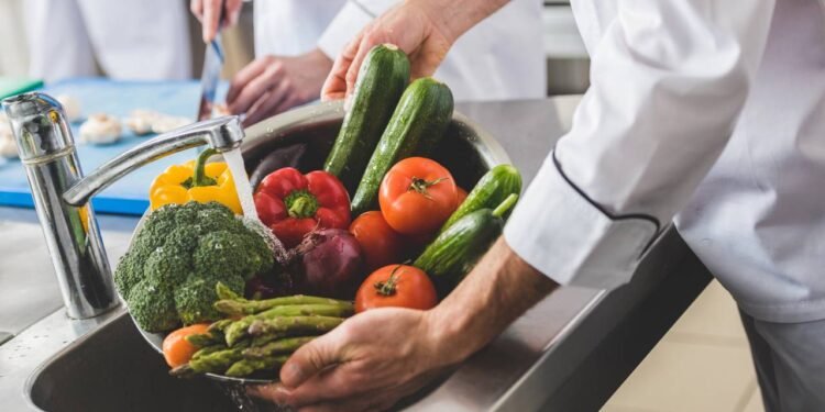 Garanta uma limpeza completa das frutas e verduras com esses 3 ingredientes