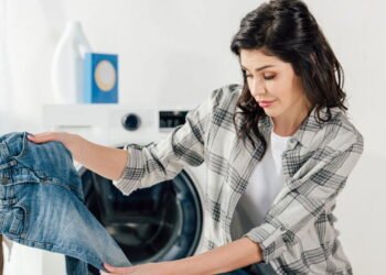 Como lavar jeans sem desbotar nem estragar a peça