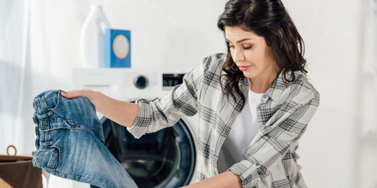 Como lavar jeans sem desbotar nem estragar a peça