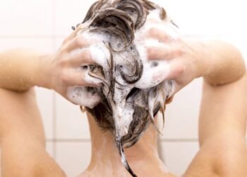 É saudável lavar o cabelo todos os dias? Especialistas revelam o ideal