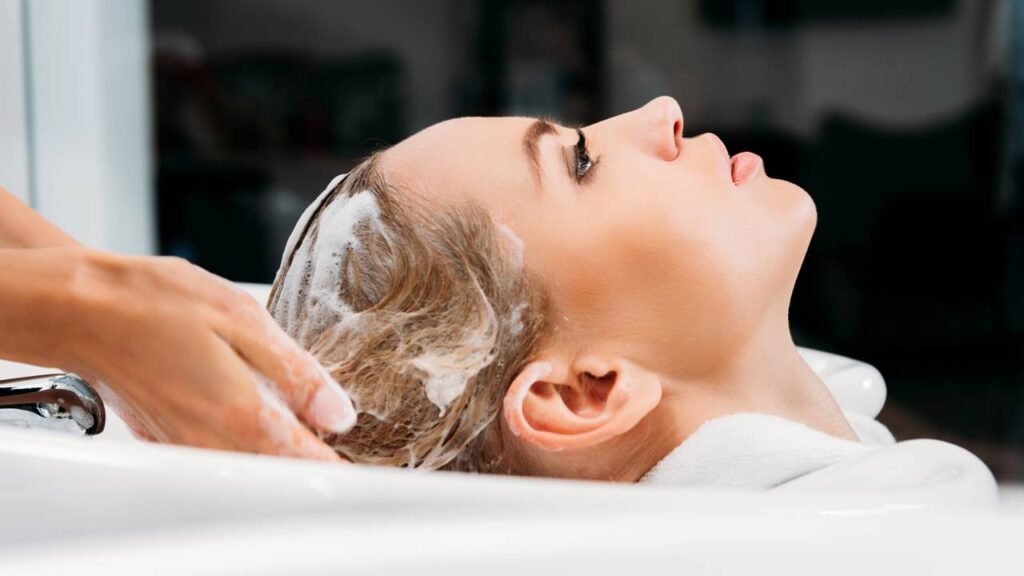 É saudável lavar o cabelo todos os dias? Especialistas revelam o ideal