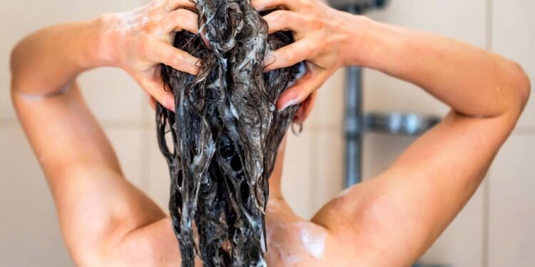 Qual é a melhor hora para lavar o cabelo e deixar os fios perfeitos