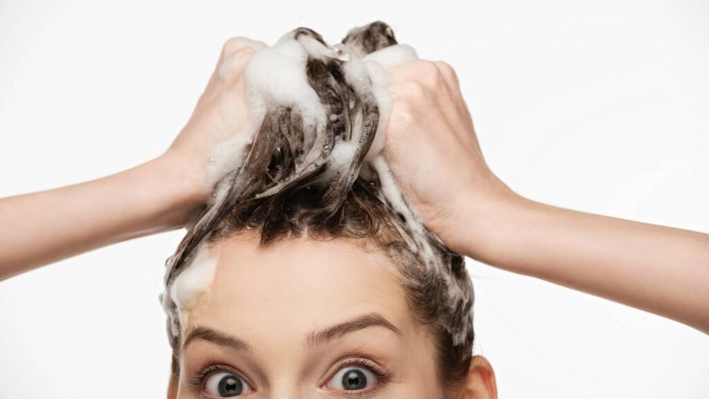 Qual é a melhor hora para lavar o cabelo e deixar os fios perfeitos