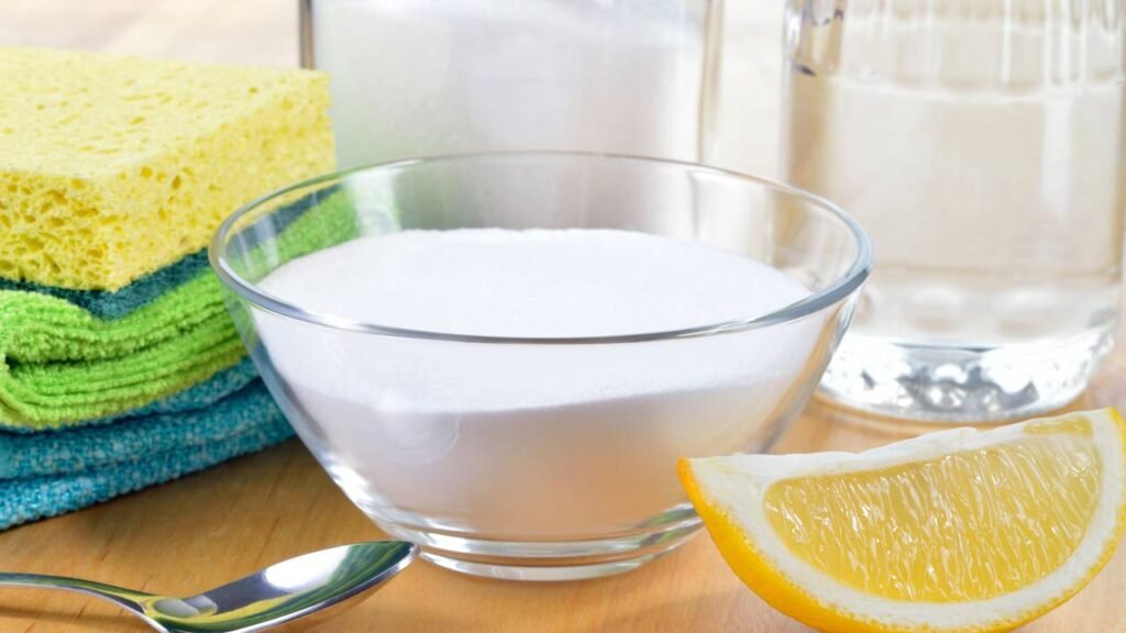 Como tirar gordura e manchas utilizando apenas 2 ingredientes naturais