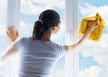 O jeito mais eficaz e barato de limpar vidros sem deixar marcas