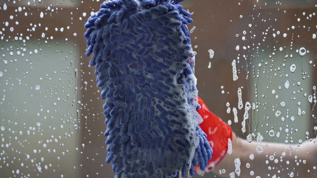 O jeito mais eficaz e barato de limpar vidros sem deixar marcas