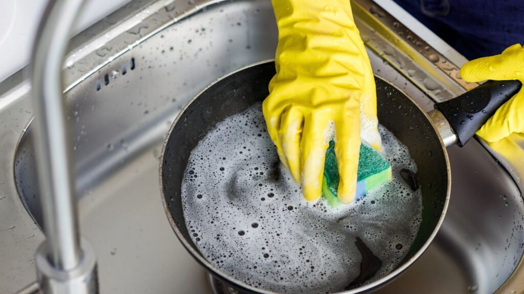 Como retirar toda a gordura da panela utilizando casca de ovo triturada 