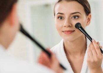 Fiz essa maquiagem em oito minutos e parece que acabei de sair do spa