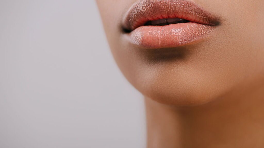 Truques para dar mais volume aos lábios sem preenchimento
