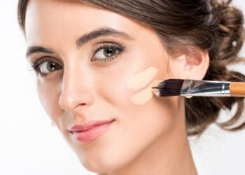 Apliquei iluminador do jeito certo e minha cara de cansada sumiu na hora