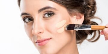 Apliquei iluminador do jeito certo e minha cara de cansada sumiu na hora