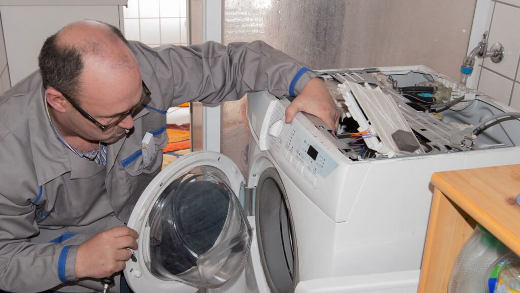 Máquina de lavar consome energia mesmo desligada? Saiba o que fazer