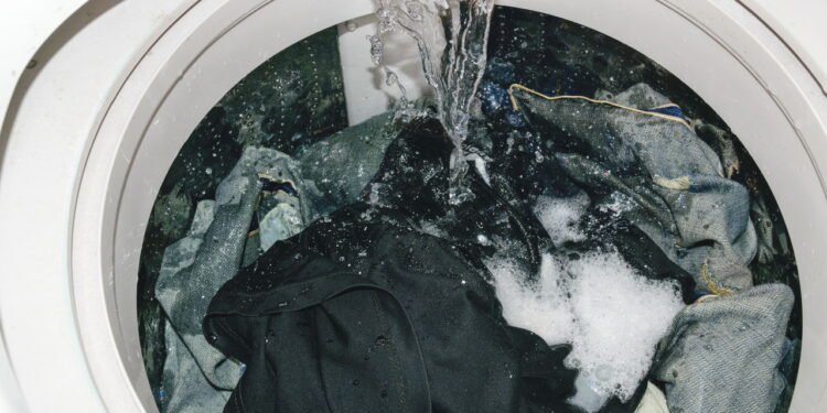 Máquina de lavar consome energia mesmo desligada? Saiba o que fazer