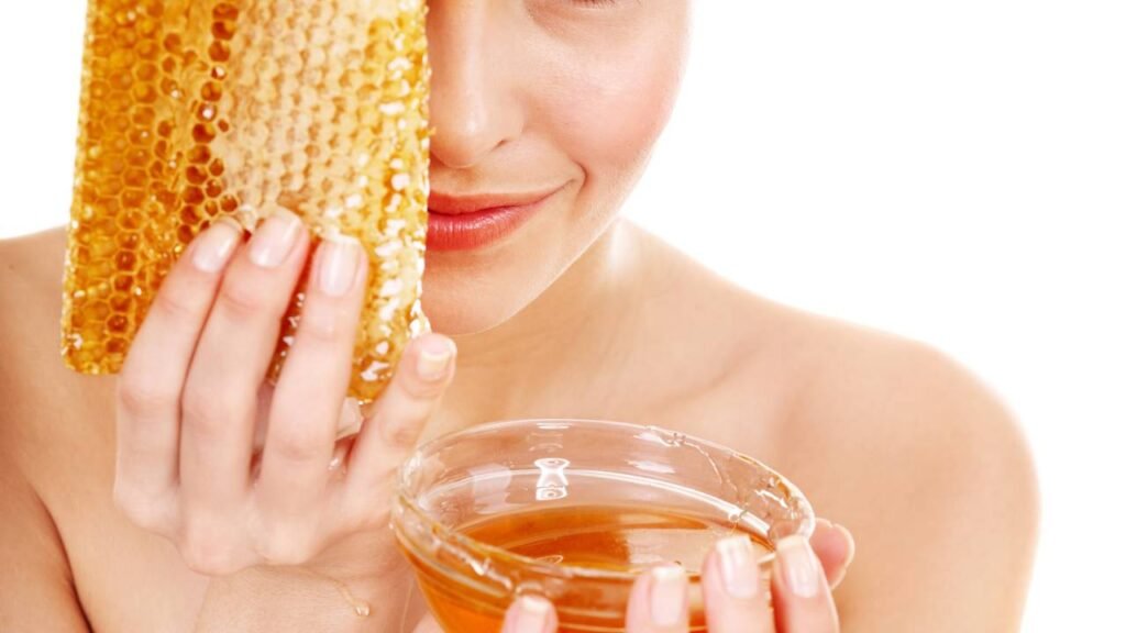 Receita natural com cera de abelha que hidrata mais que cremes caros