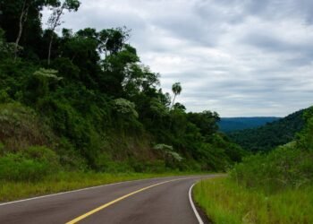 Imagine passar férias em uma cidade cercada por um vale de árvores centenárias