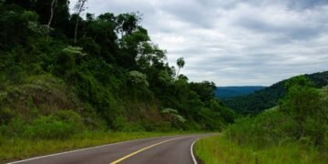 Imagine passar férias em uma cidade cercada por um vale de árvores centenárias