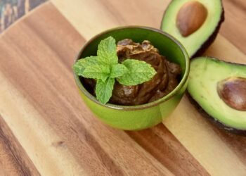Mousse de cacau com abacate que parece chocolate de verdade