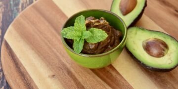 Mousse de cacau com abacate que parece chocolate de verdade