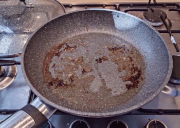 Como retirar toda a gordura da panela utilizando casca de ovo triturada