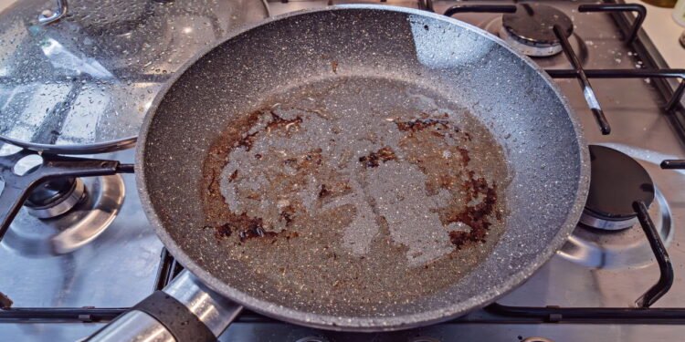 Como retirar toda a gordura da panela utilizando casca de ovo triturada