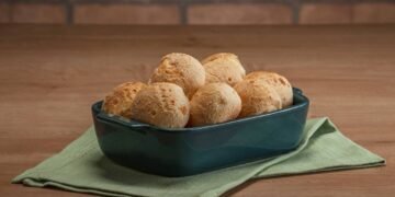 Pão de queijo de frigideira mais fácil do mundo que fica pronto em 5 minutos
