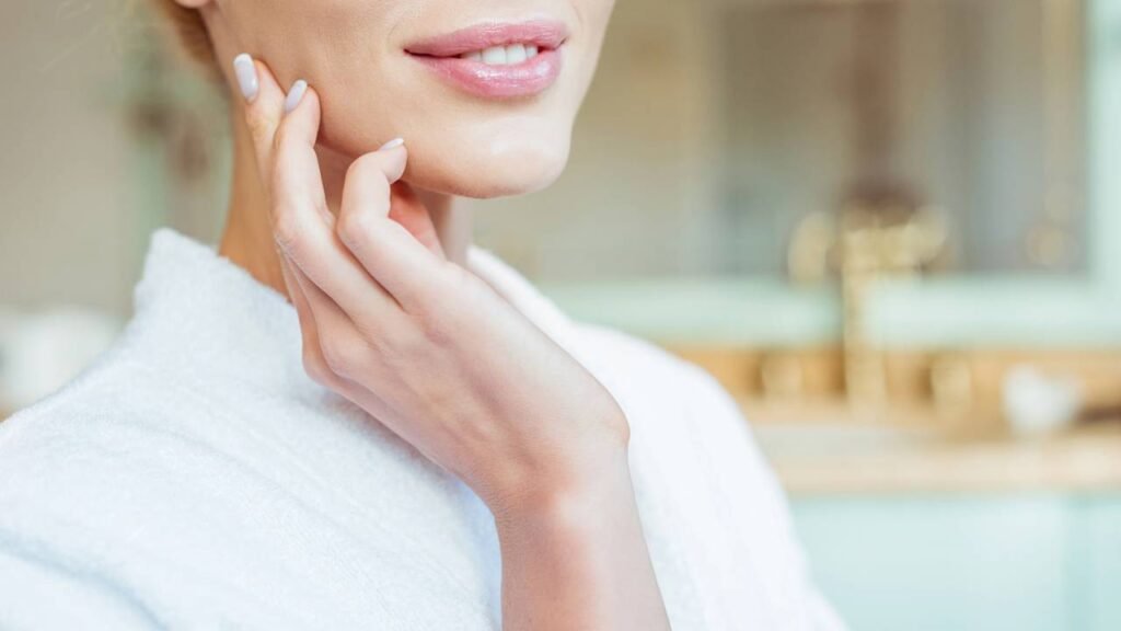 A água que viralizou por clarear manchas e deixar a pele de porcelana