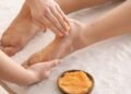Como deixar os pés macios em poucos minutos com esse esfoliante natural