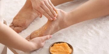 Como deixar os pés macios em poucos minutos com esse esfoliante natural