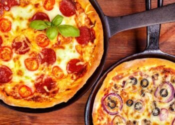 Pizza de frigideira integral pronta em 10 minutos com massa leve e saudável
