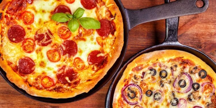 Pizza de frigideira integral pronta em 10 minutos com massa leve e saudável