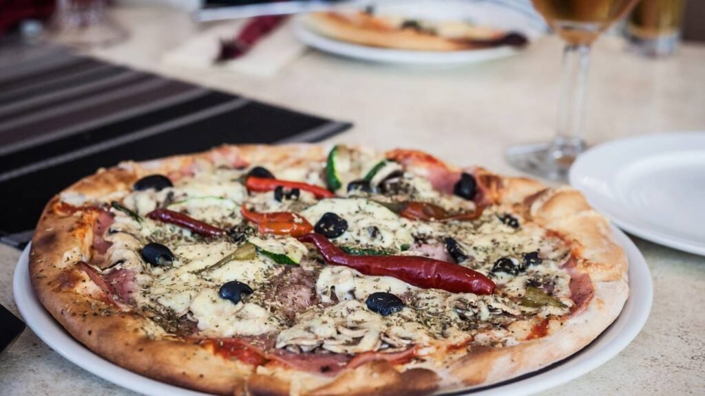 Pizza de frigideira integral pronta em 10 minutos com massa leve e saudável