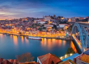 A cidade das pontes e do vinho que está encantando viajantes do mundo todo